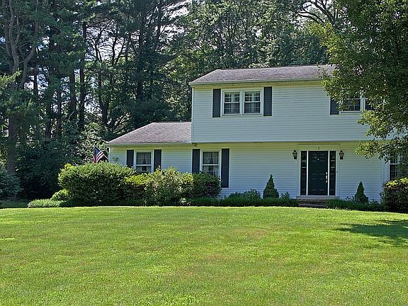 3rd image of 5 Woodbine Cir