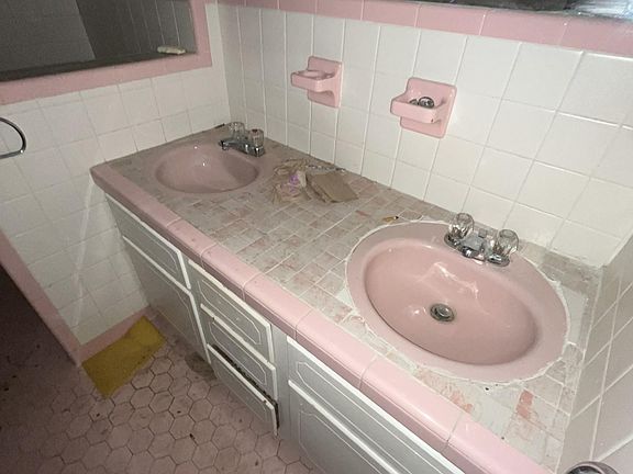 5th image of 1217 Club House Rd