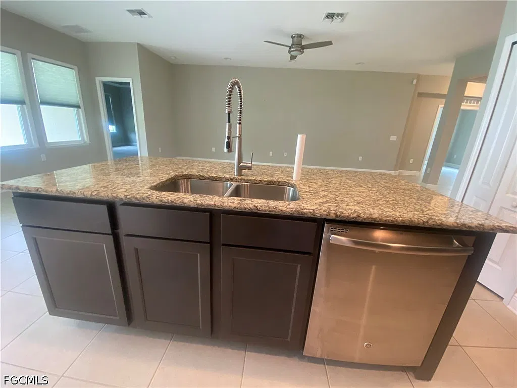 4 bed, 3.0 bath, 2459 sqft, $2,600 — Photo 4