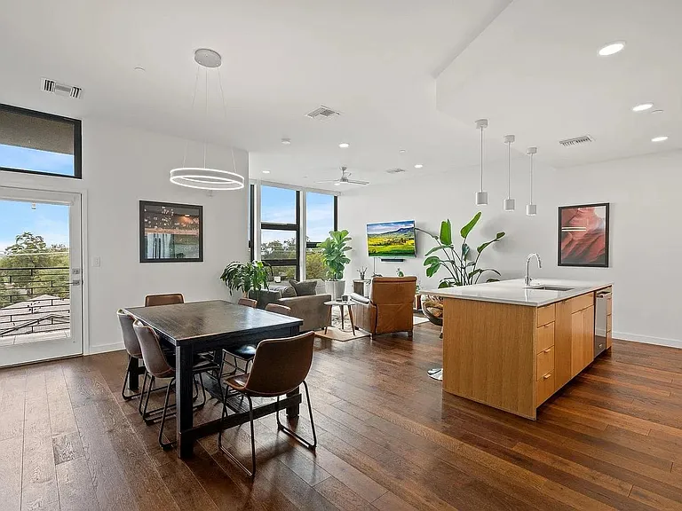 1322 E 12th St #406 — Photo 3