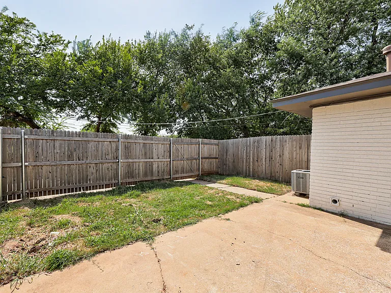 2212 Donna Dr — Photo 57