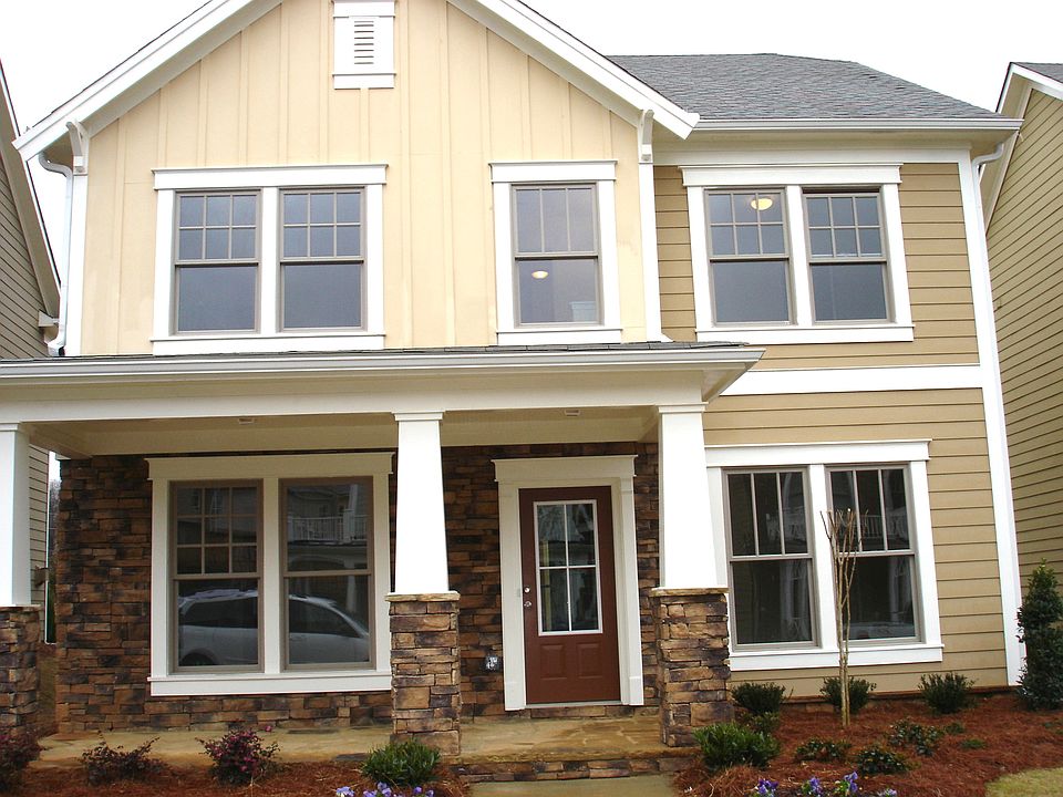 Beautiful house with a well maintained landscape courtesy of the HOA.