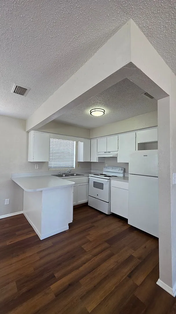 ** Half Off 1st Month's Rent With 13 Month Lease ** — Photo 3