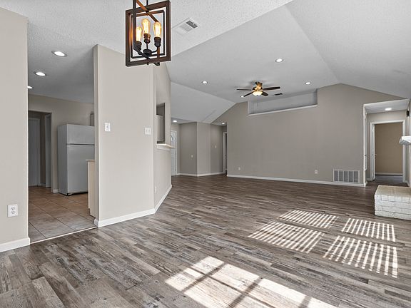 5th image of 2847 Red Oak Dr