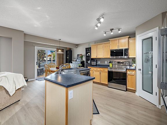 2nd image of 133 Greystone Cres