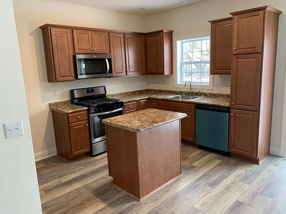 Kitchen w Stainless Steel Appliances