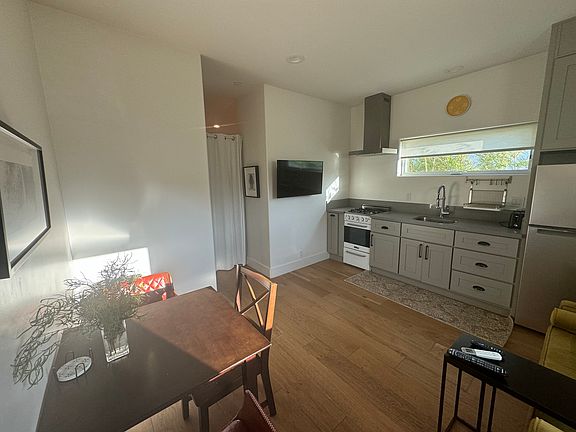 5th image of 648 E Fairview Blvd #2