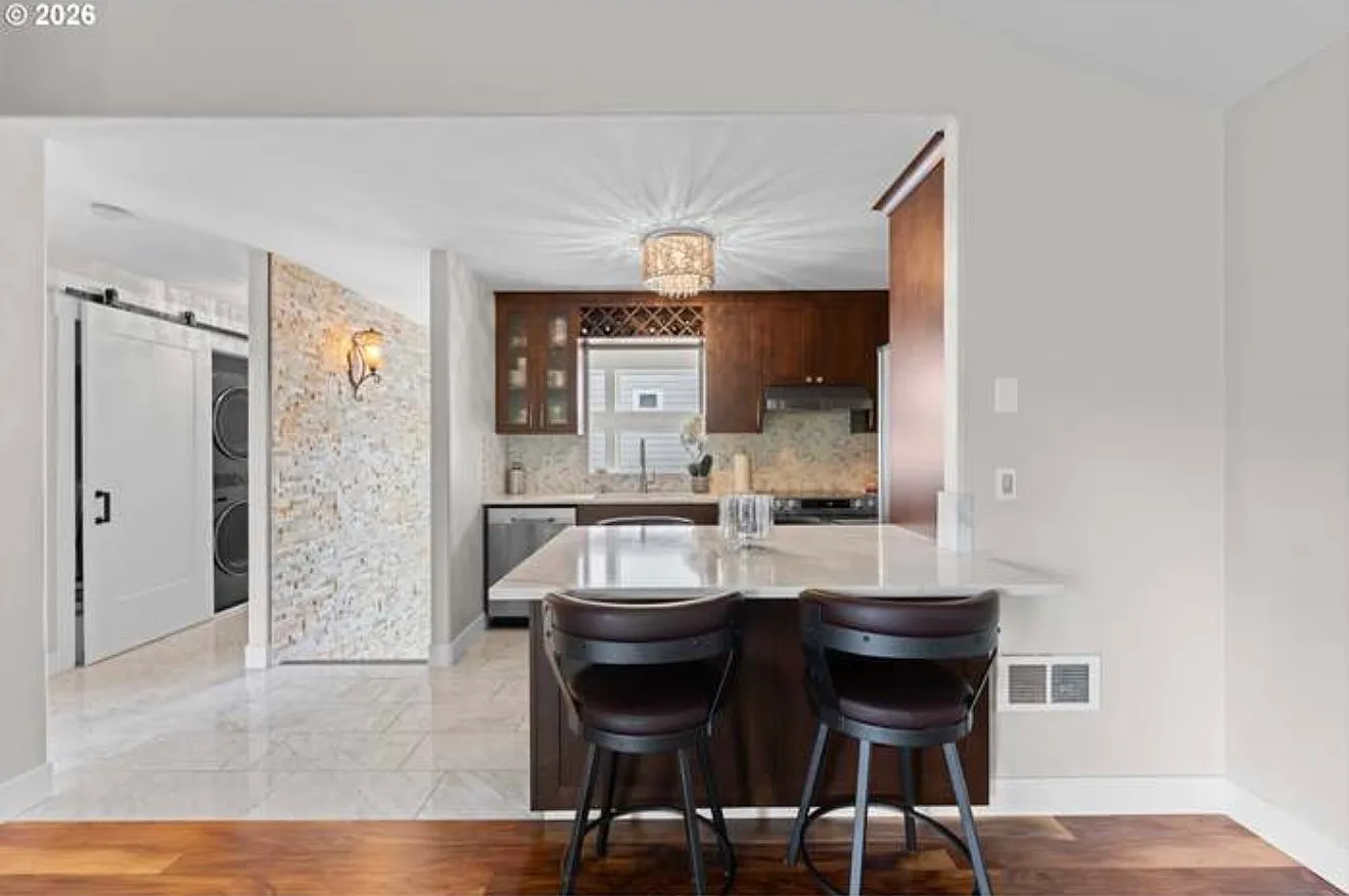 2 bed, 976 sqft, $2,000 — Photo 2