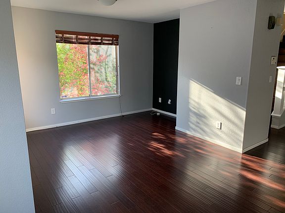 4th image of 1011 Phoenix St