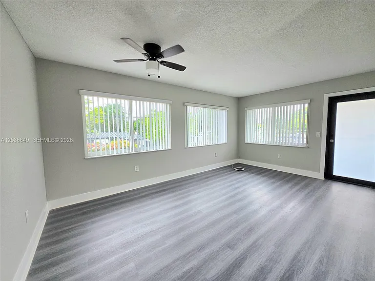 335 SW 20th St #6 — Photo 4