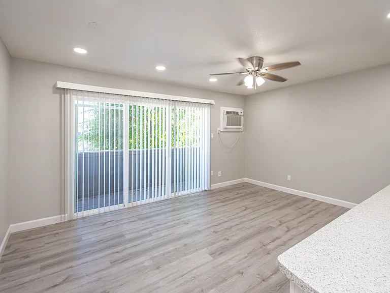 1 Bedroom Livingroom