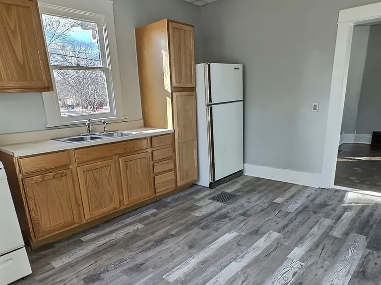 537 W 2nd St — Photo 6