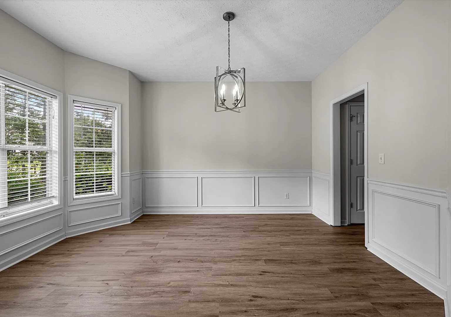 Wow! Newly renovated 4 bedroom 2.5 bathroom home is Sharpsburg! — Photo 4