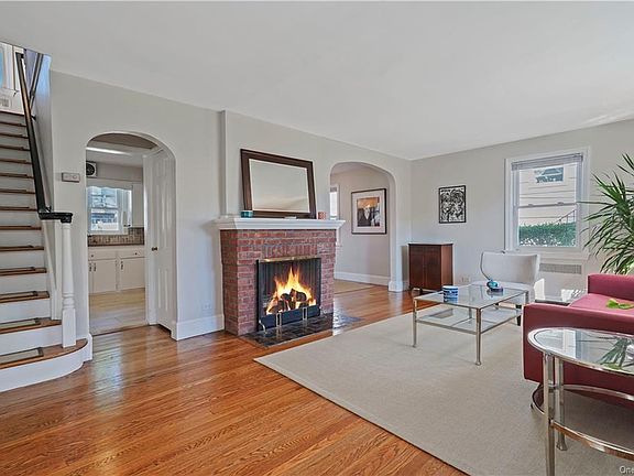 3rd image of 37 Holly St