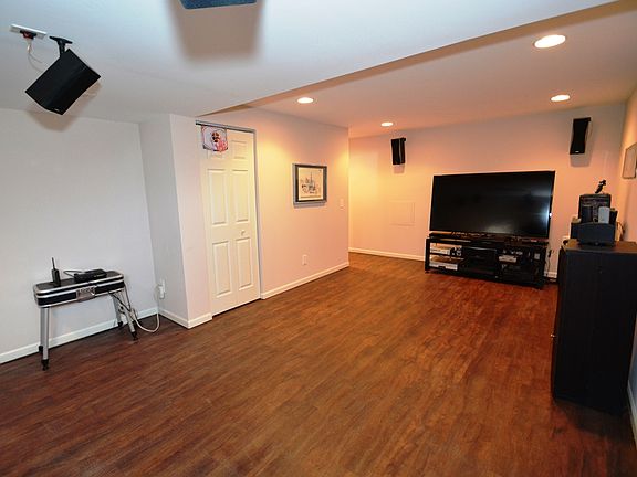 3rd image of 10392 Sharpsburg Dr