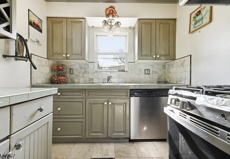409 Tryon Ave — Photo 13