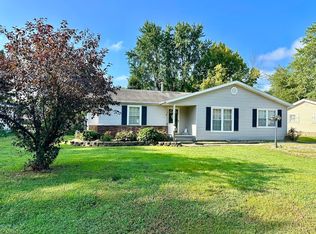 713 W 7th St, Flora, IL 62839