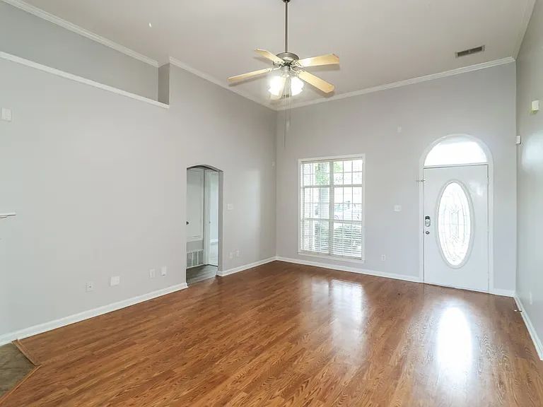 1112 Averett Ln — Photo 4