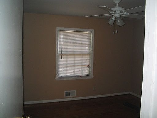 5th image of 105 Parkwood Dr