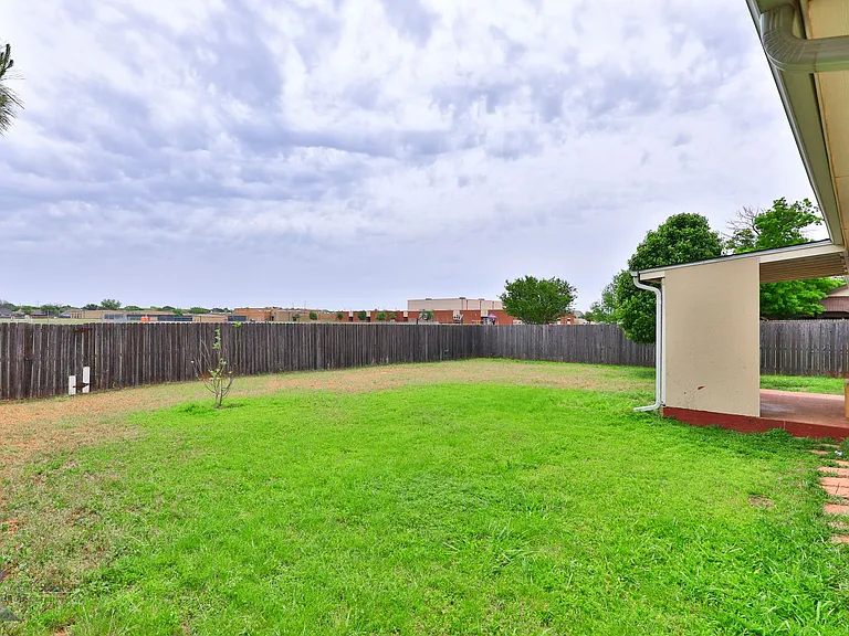 7825 Thompson Pkwy — Photo 29