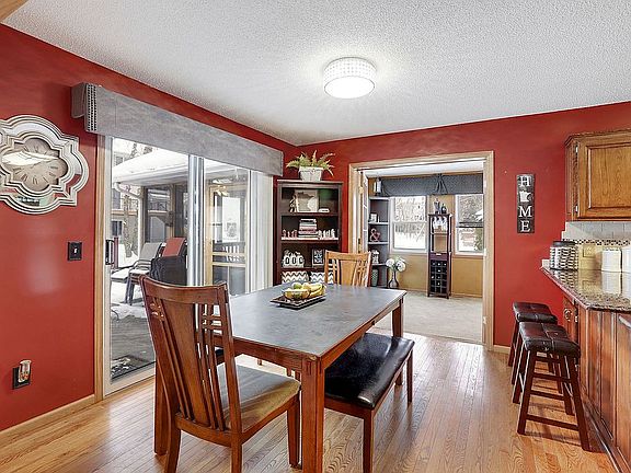 2nd image of 725 Meadowood Dr