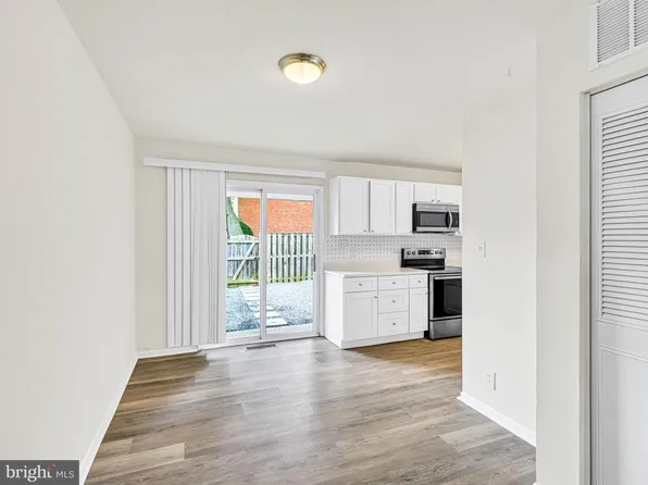 226 N Auburn Dr, Sterling, VA 20164