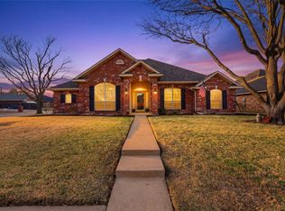 701 Queens Dr, Waxahachie, TX 75165