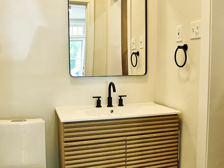 18 W Queen Ln #1 — Photo 7