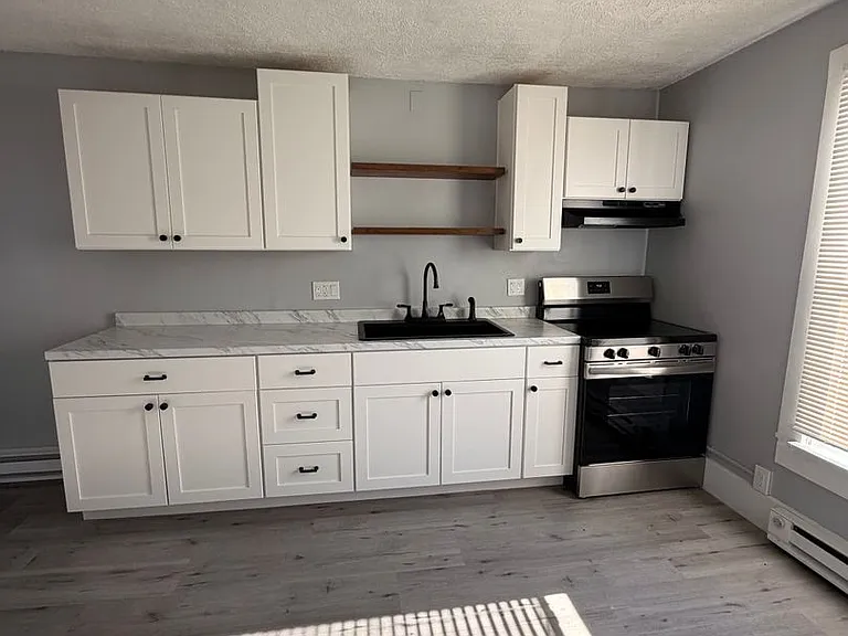 1135 Summit St — Photo 1