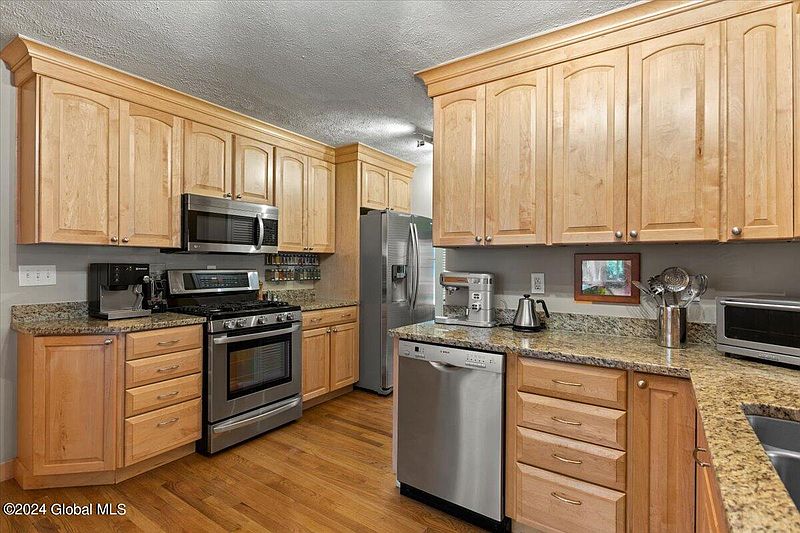 5th image of 465 Franklin Street
