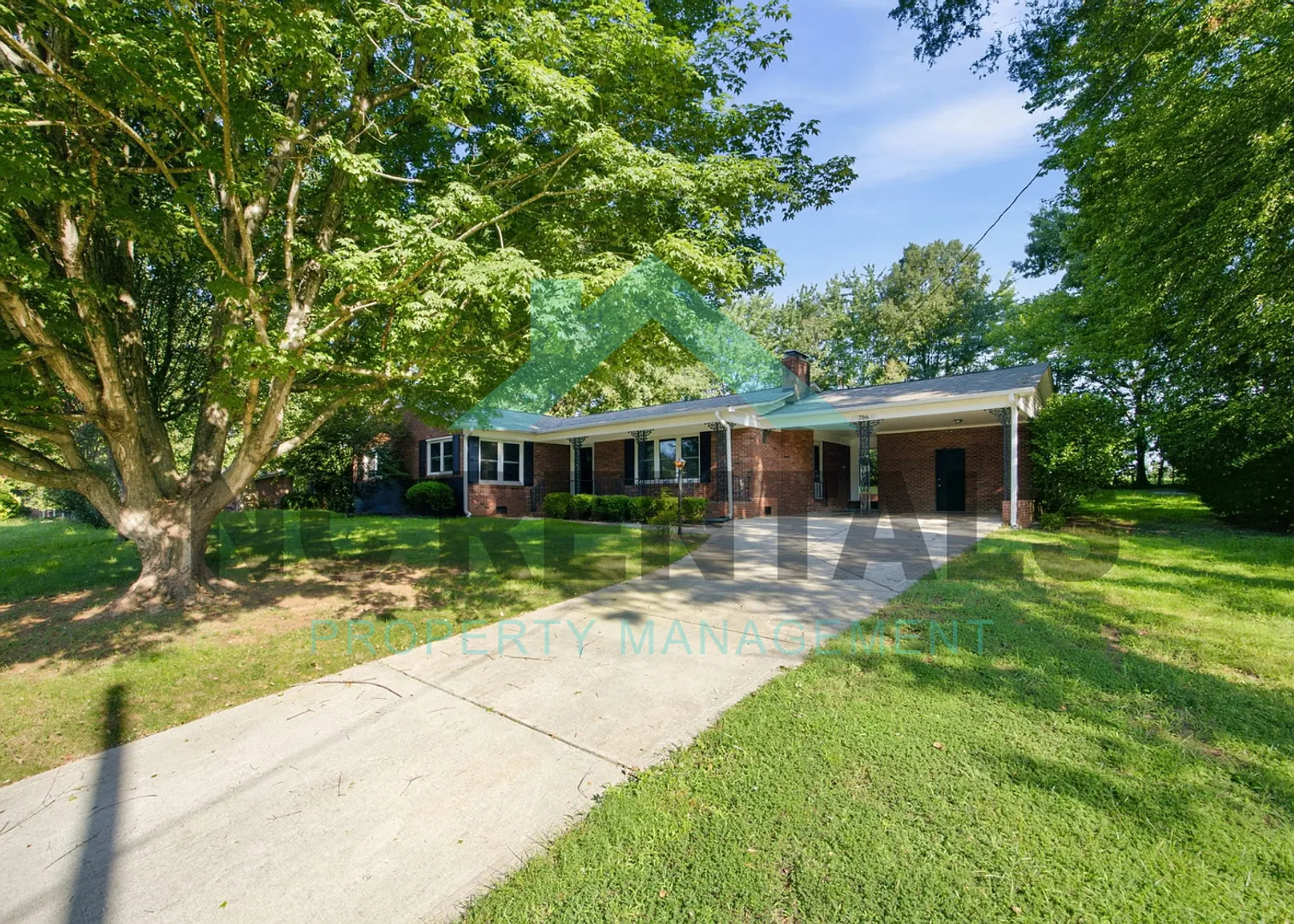 Radiantly Captivating Residence in Statesville — Photo 3