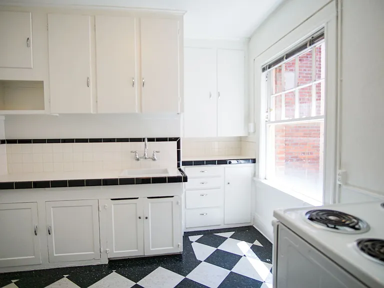 751 SW Vista Ave #9 — Photo 6