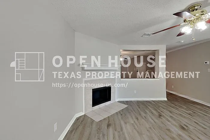 3 bed, 2.5 bath, 2209 sqft, $2,450 — Photo 3
