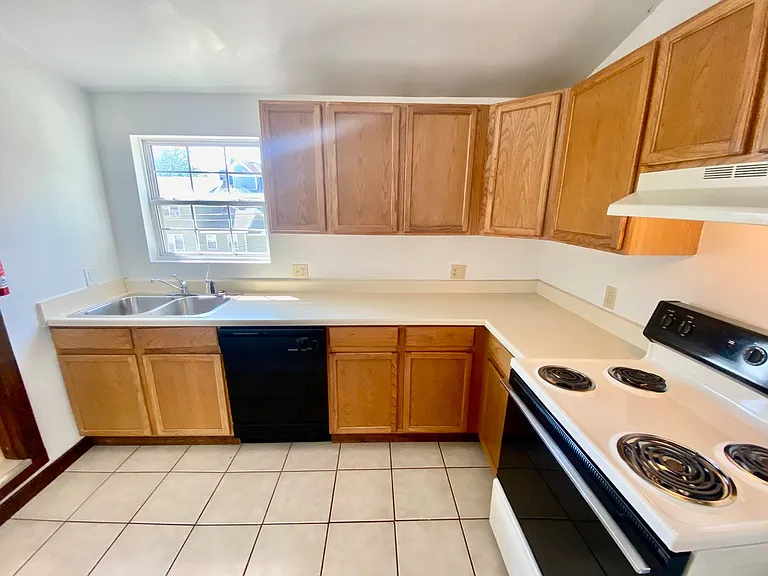 603 W Cross St — Photo 5