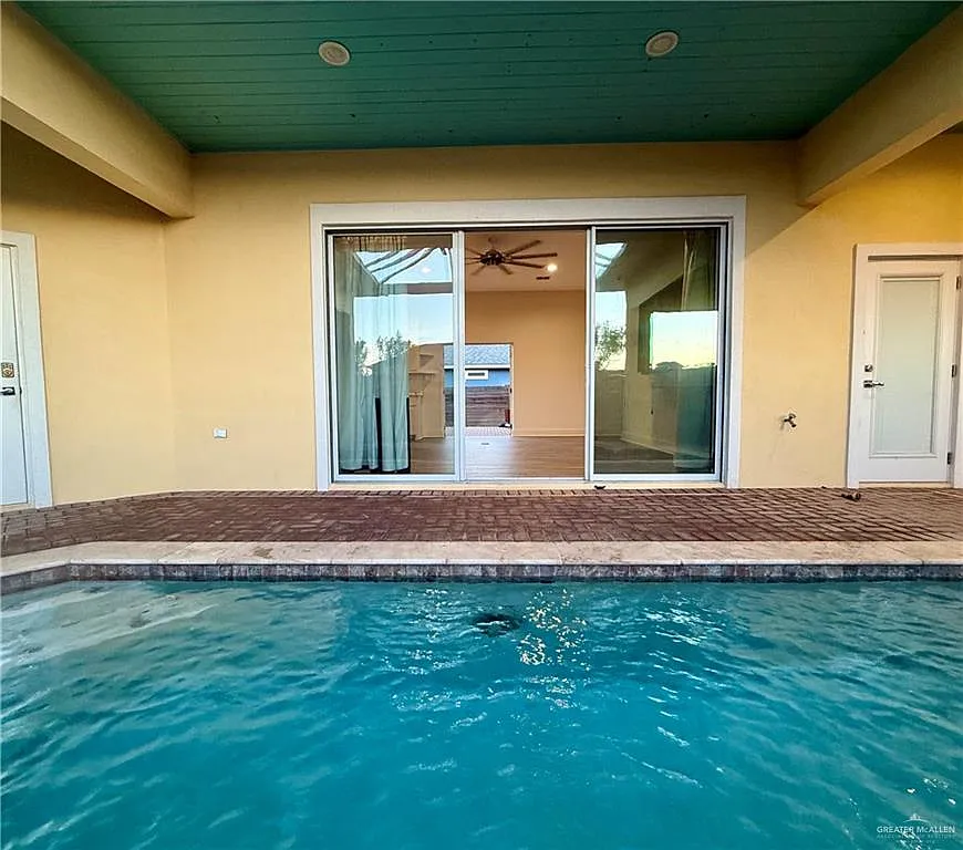 3 bed, 3.0 bath, 1681 sqft, $2,400 — Photo 4