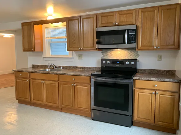 7 Batten St, Webster, MA 01570