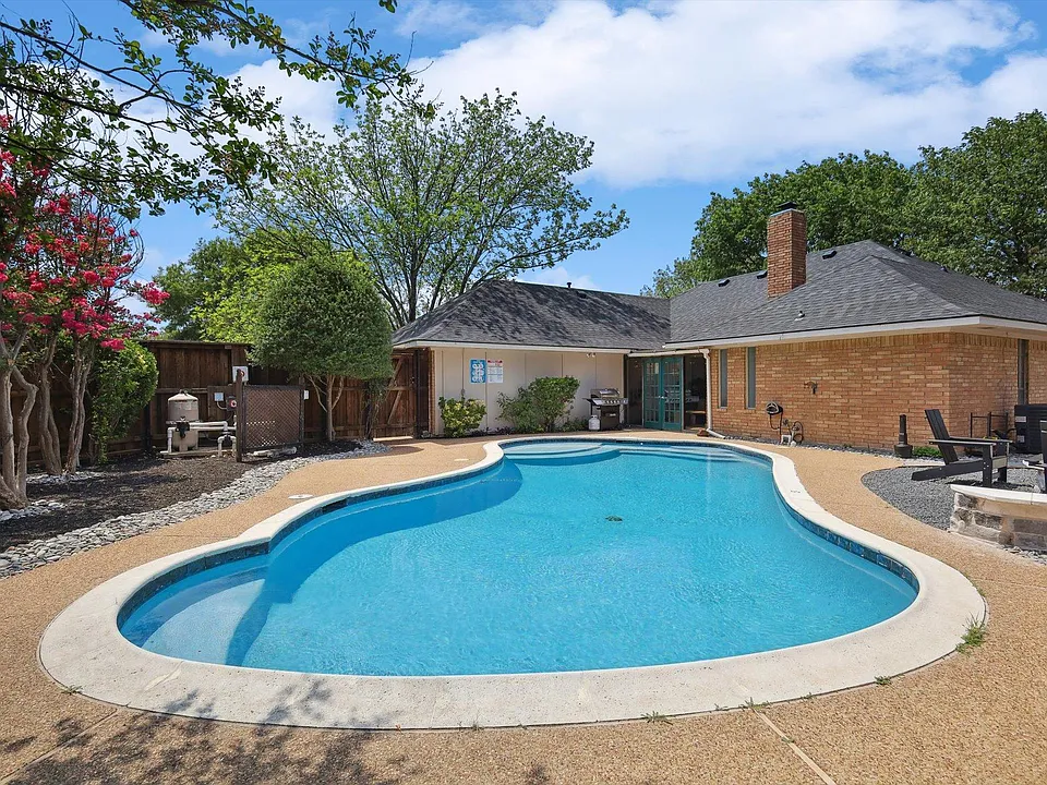 800 High Meadow Dr