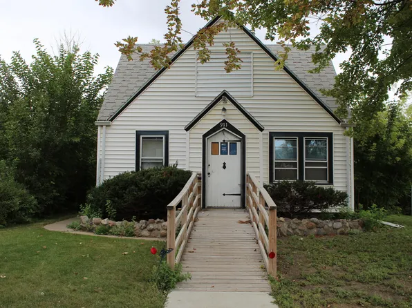 911 8th Ave SE, Aberdeen, SD 57401