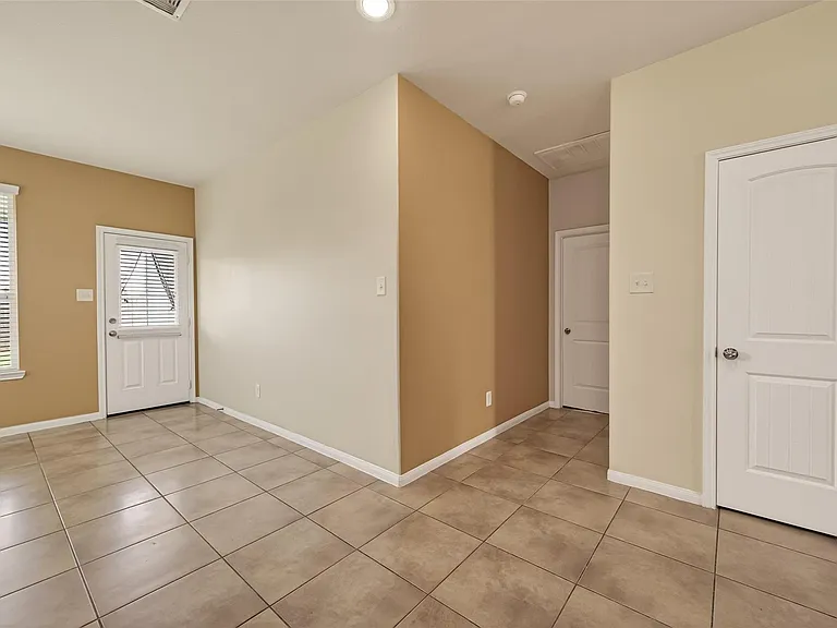 1251 S Maple Dr — Photo 11