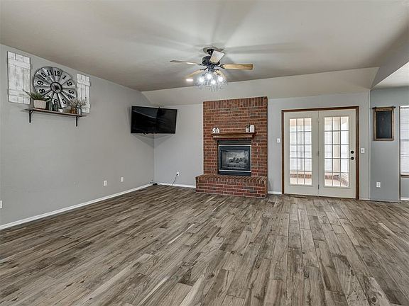 5th image of 207 W Cherokee Dr
