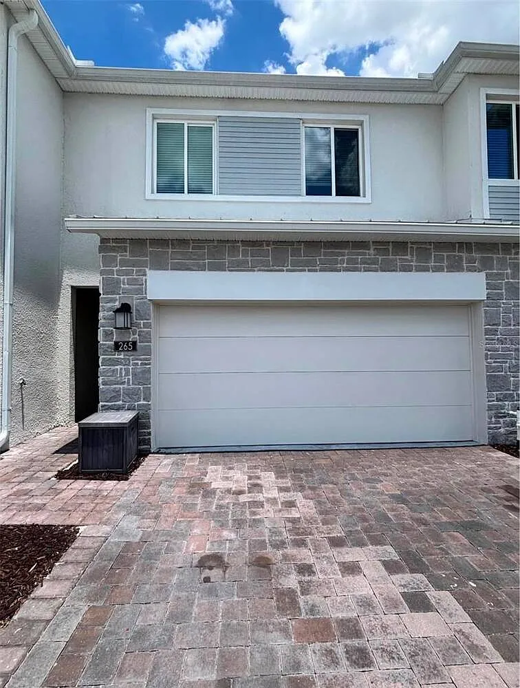 3 bed, 2.5 bath, 1864 sqft, $2,300 — Photo 1
