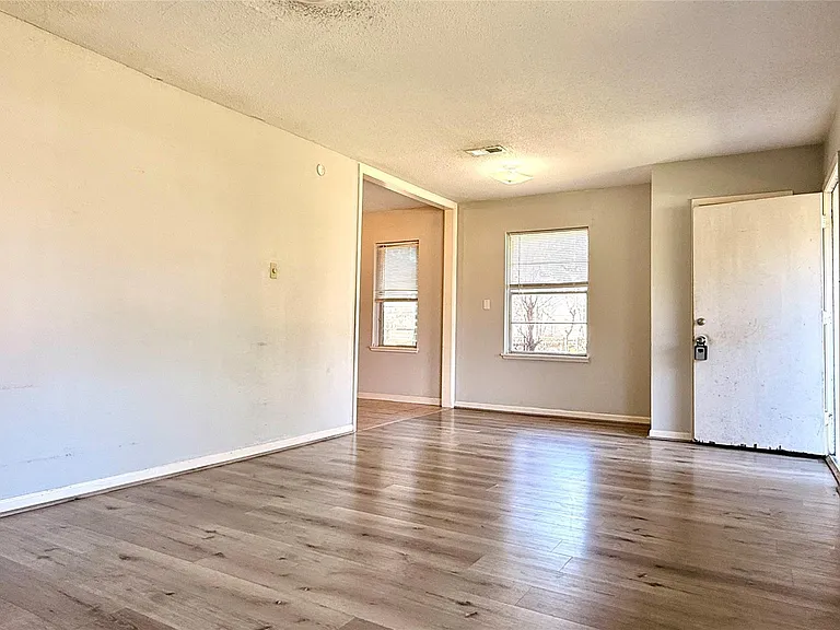 10502 Ambursen St — Photo 4