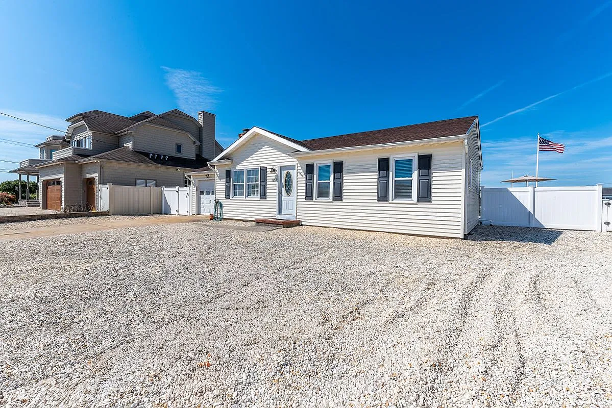 2 bed, 1.0 bath, 992 sqft, $3,350 — Photo 2