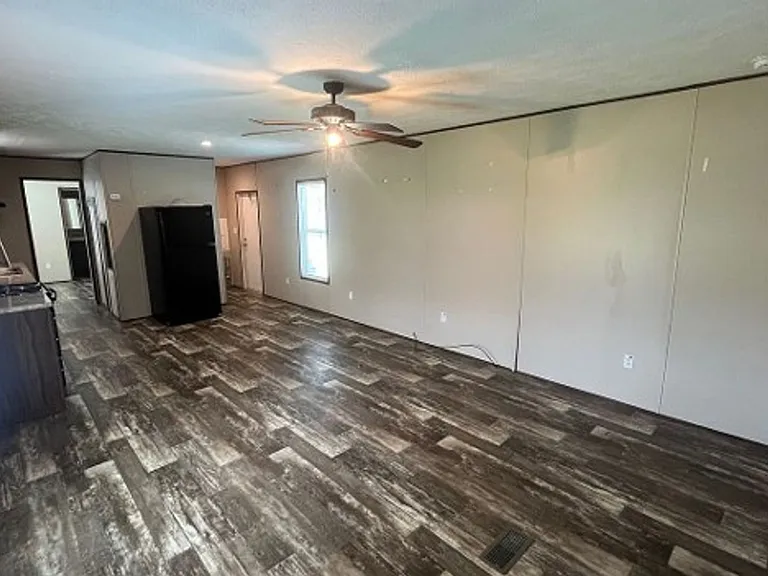 301 Henning Dr — Photo 2