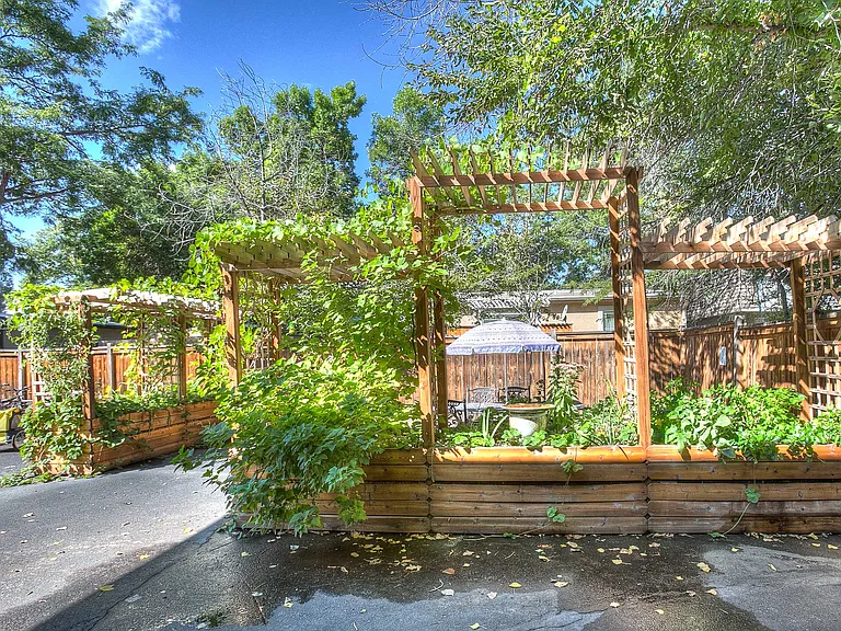Village on Stanford — Photo 4