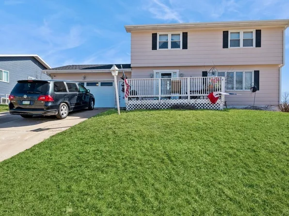 1704 Chestnut Ln NE, Cedar Rapids, IA 52402