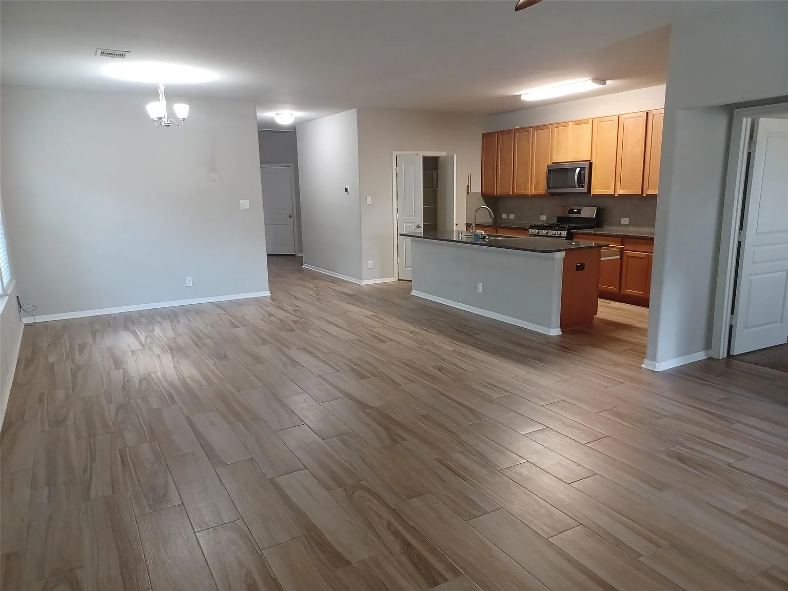 4 bed, 2.0 bath, 1872 sqft, $2,000 — Photo 4