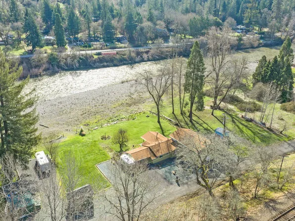 423 Fielder Ln, Grants Pass, OR 97526