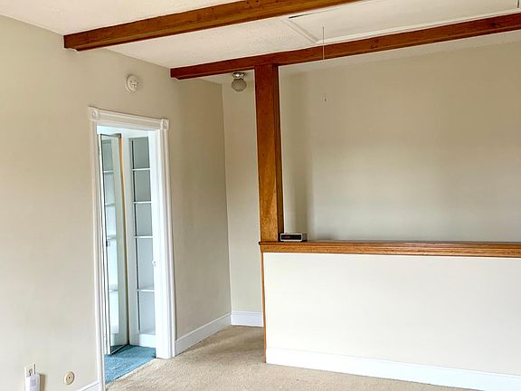 LIVING ROOM 10' X 15' (150 sq.ft.)