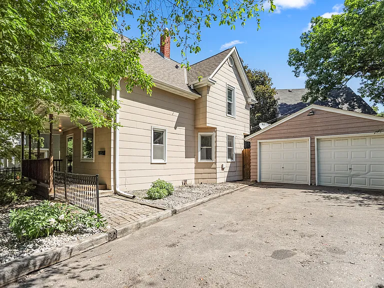 882 Raymond Ave — Photo 1